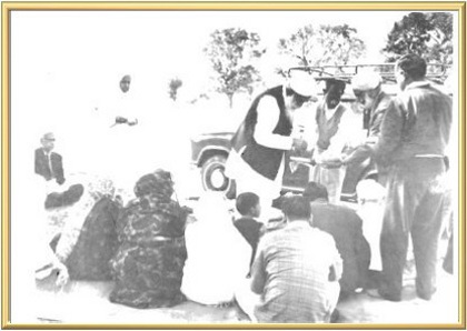 Kirpal Singh distributes parshad at the site of the Manav Kendra to Sardar Chanda Singh of Malaysia and other devotees