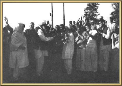 Nina Gitana presents flowers to the Master on the occasion of the opening of the main road through the Centre.