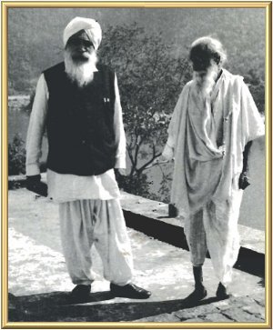 The Master with the late Maharishi Raghuvacharya at Darshana Mahavidyala Ashram, Rishikesh, in October 1969.
