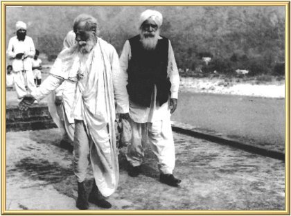 The Master with Raghuvacharya Ji at Darshana Mahavidyala Ashram, Rishikesh, in 1971.