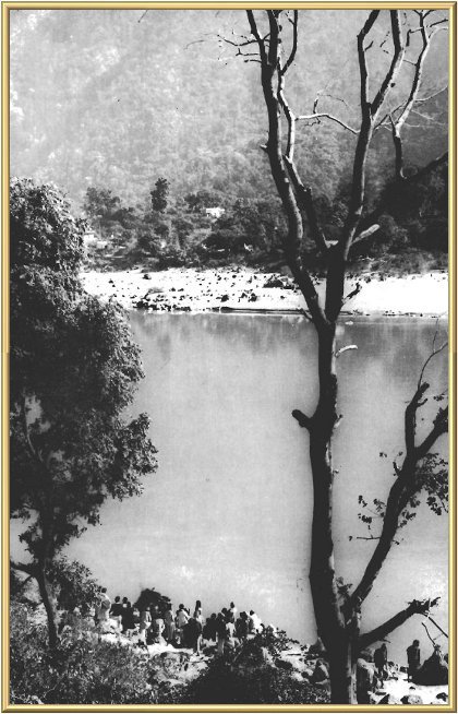 Raghuvacharya Ji’s body is consigned to the flames at Rishikesh on the bank of the Ganges, in the midst of the Himalayas he loved.