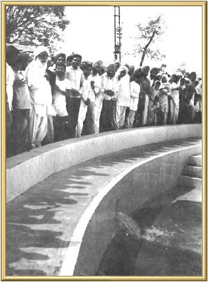 The first gush of water wets the sarovar’s floor.