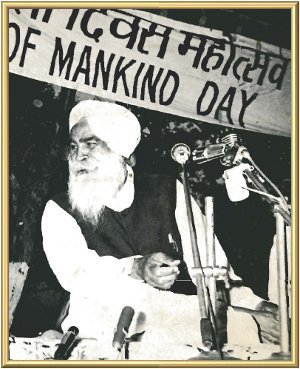 The Master presides at the morning Satsang on True Integration of Mankind Day, held at Manav Kendra in Dehra Dun, India, on 2nd April, 1971.