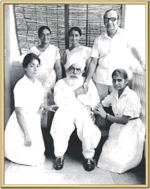 he Master with nursing home personnel. Front row (from left): Miss Doris Sam, the day nurse; the Master; Mrs Shamin Massy, the night nurse. Back row: Dr Joneja; Dr (Mrs) Mahajan; and, holding Master’s hand, Dr K.C. Mahajan, who performed the operation.