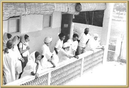 At this darshan, the visitors from overseas (at left) were allowed to come closer.