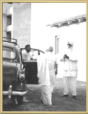 The Master with Madame Pandit, former President of the United Nations General Assembly.