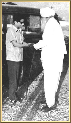 The Master greets Mr R.K. Tripathi, District Magistrate for Dehra Dun, upon his arrival at Manav Kendra.