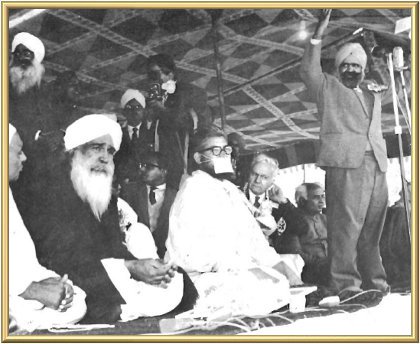 The Master’s son, Darshan Singh, reads a poem at the Sant Samagam.