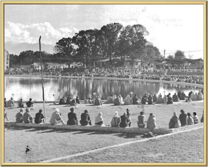 Satsang at the pool – or Mansarovar – at Manav Kendra