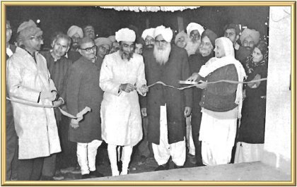 Maharaj Jagjit Singh cutting the ribbon to inaugurate the free homoeopathic dispensary.