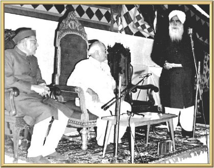 The Master welcoming the President.