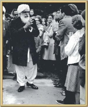 The Master greets His American children as He leaves the American Legion Hall, Fairfax, Virginia, on the first full day of His stay in the United States.