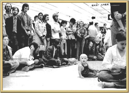 A partial view of the thousands or so devotees who greeted the Master as He arrived at Dulles Airport on 19th September.