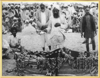 Kirpal Singh at the cremation ceremony of Sawan Singh’s body